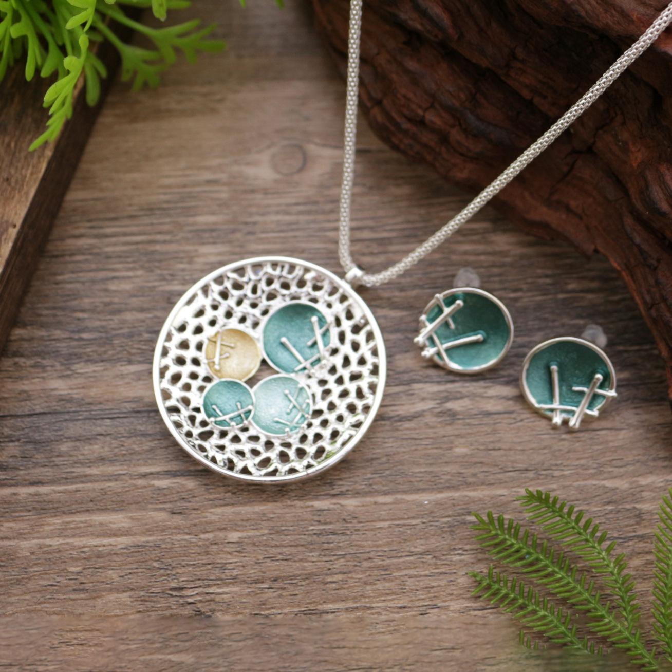 Новый набор серег-гвоздиков и подвески с эмалевыми цветами, модное и высококлассное женское универсальное цветочное ожерелье
Новый набор серег-гвоздиков и подвески с эмалевыми цветами, модное и высококлассное женское универсальное цветочное ожерелье