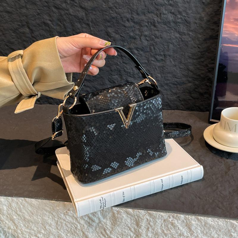 Универсальная повседневная сумка-мессенджер с тиснением под змеиную кожу, маленькая квадратная, женская, ретро, однотонная, новая, высококлассная текстура, персонализированная чёрный
Универсальная повседневная сумка-мессенджер с тиснением под змеиную кожу, маленькая квадратная, женская, ретро, однотонная, новая, высококлассная текстура, персонализированная чёрный