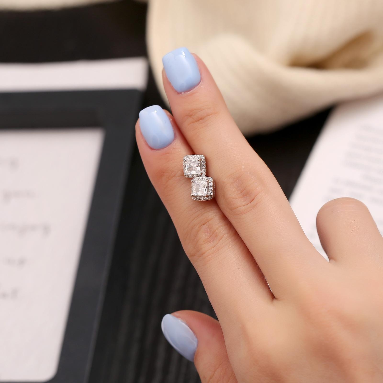 Simple and Classic Small Sugar Earrings for Women, Light Luxury, Niche and High-end, Super Sparkling Ear Accessories
Simple and Classic Small Sugar Earrings for Women, Light Luxury, Niche and High-end, Super Sparkling Ear Accessories