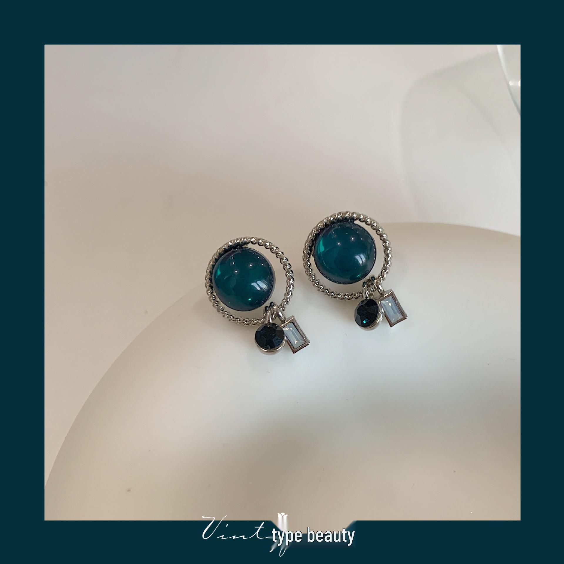 Venice Lake Water Cat s Eye Retro Stud Earrings – Mosquito Coil Ear Clips for Women, No Piercings Needed Venice Lake Water (Stud Earrings)
Venice Lake Water Cat s Eye Retro Stud Earrings – Mosquito Coil Ear Clips for Women, No Piercings Needed Venice Lake Water (Stud Earrings)