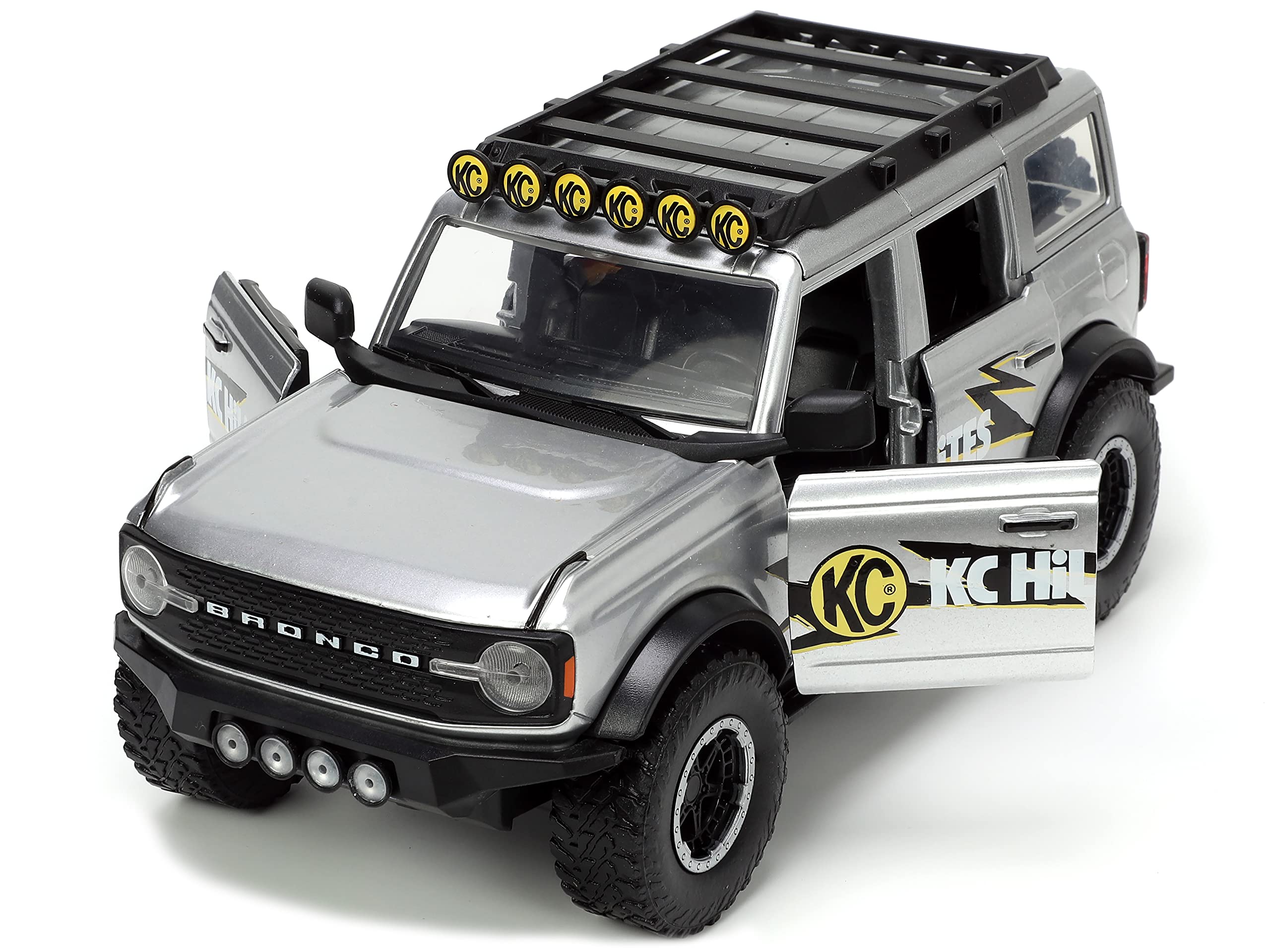 JADATOYS JUST TRUCKS WHEELS 2021 FORD BRONCO KC HILITES MINIATURE CAR 33852 124 w/RACK &
JADATOYS JUST TRUCKS WHEELS 2021 FORD BRONCO KC HILITES MINIATURE CAR 33852 124 w/RACK &