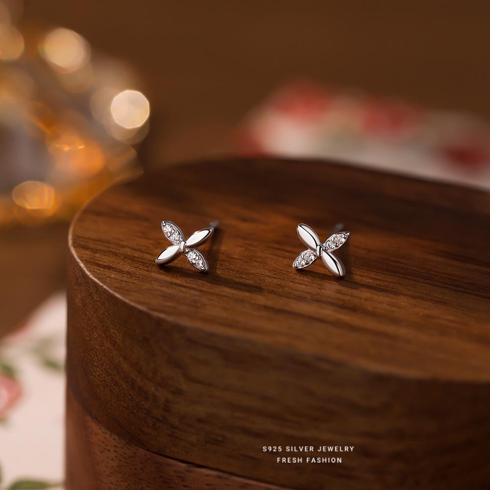 Mini Exquisite Inlaid Zirconia Bow 925 Sterling Silver Earrings for Women Student Korean Sweet Jewelry Accessories серебряный
Mini Exquisite Inlaid Zirconia Bow 925 Sterling Silver Earrings for Women Student Korean Sweet Jewelry Accessories серебряный