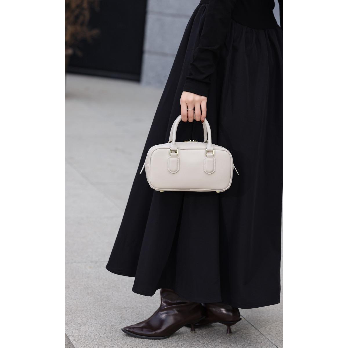 Boston bowling bag bag niche pillow bag 2025 new small handbag women s leather shoulder crossbody bag 20*12*7cm брудно-білий
Boston bowling bag bag niche pillow bag 2025 new small handbag women s leather shoulder crossbody bag 20*12*7cm брудно-білий