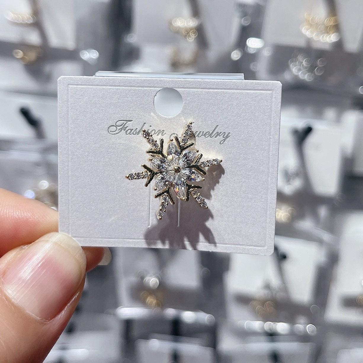 Super Sparkling Snowflake Temperament, Versatile Without Ear Holes, Ear Bone Clip, Exquisite Atmosphere, High-end Feeling, Ear Clip, Women s Earrings золотий
Super Sparkling Snowflake Temperament, Versatile Without Ear Holes, Ear Bone Clip, Exquisite Atmosphere, High-end Feeling, Ear Clip, Women s Earrings золотий