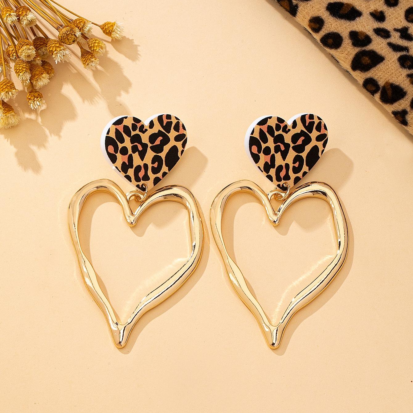 A Pair of Women s Earrings, Fashionable and Sweetly Cool Exaggerated Heart-Shaped Alloy Pendant Earrings, Suitable for Valentine s Day Gifts
A Pair of Women s Earrings, Fashionable and Sweetly Cool Exaggerated Heart-Shaped Alloy Pendant Earrings, Suitable for Valentine s Day Gifts