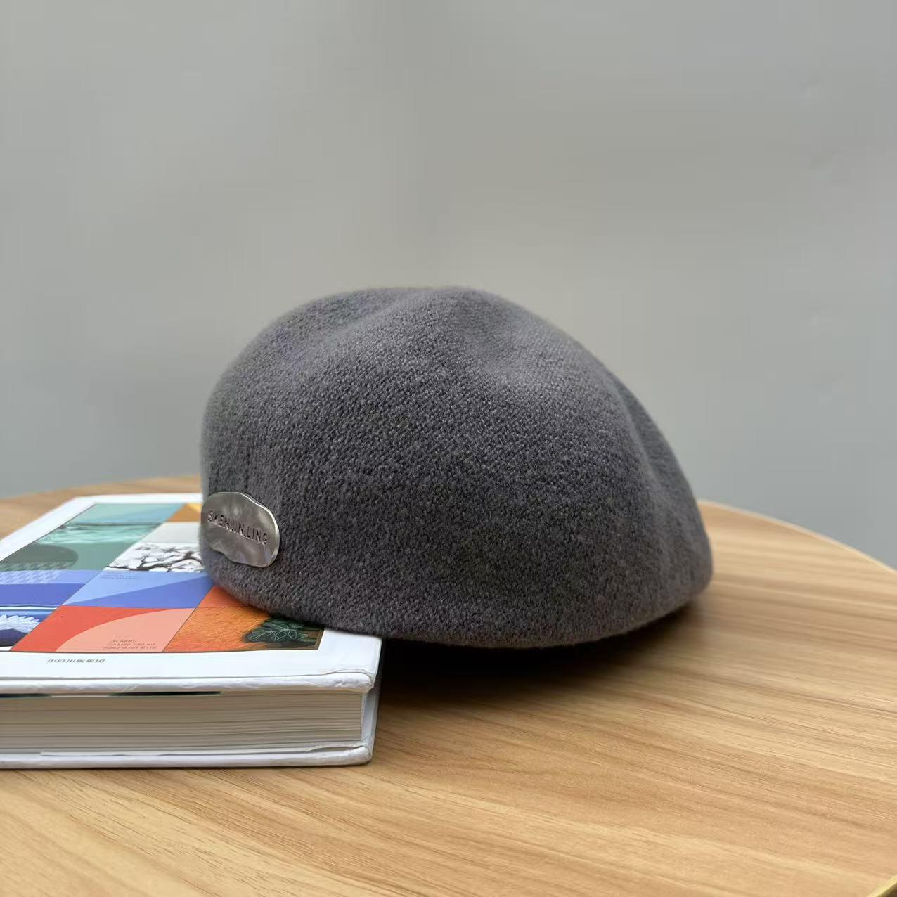 2025 Women s Winter Beret: Japanese Retro Style with Metal Badge - Trendy Octagonal Flat Cap Head circumference 54-58 сірий колір
2025 Women s Winter Beret: Japanese Retro Style with Metal Badge - Trendy Octagonal Flat Cap Head circumference 54-58 сірий колір