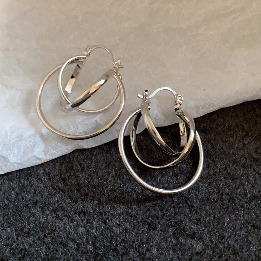 European and American hollow round simple fashion ear buckle retro temperament earrings light luxury high sense earrings design sense niche
European and American hollow round simple fashion ear buckle retro temperament earrings light luxury high sense earrings design sense niche