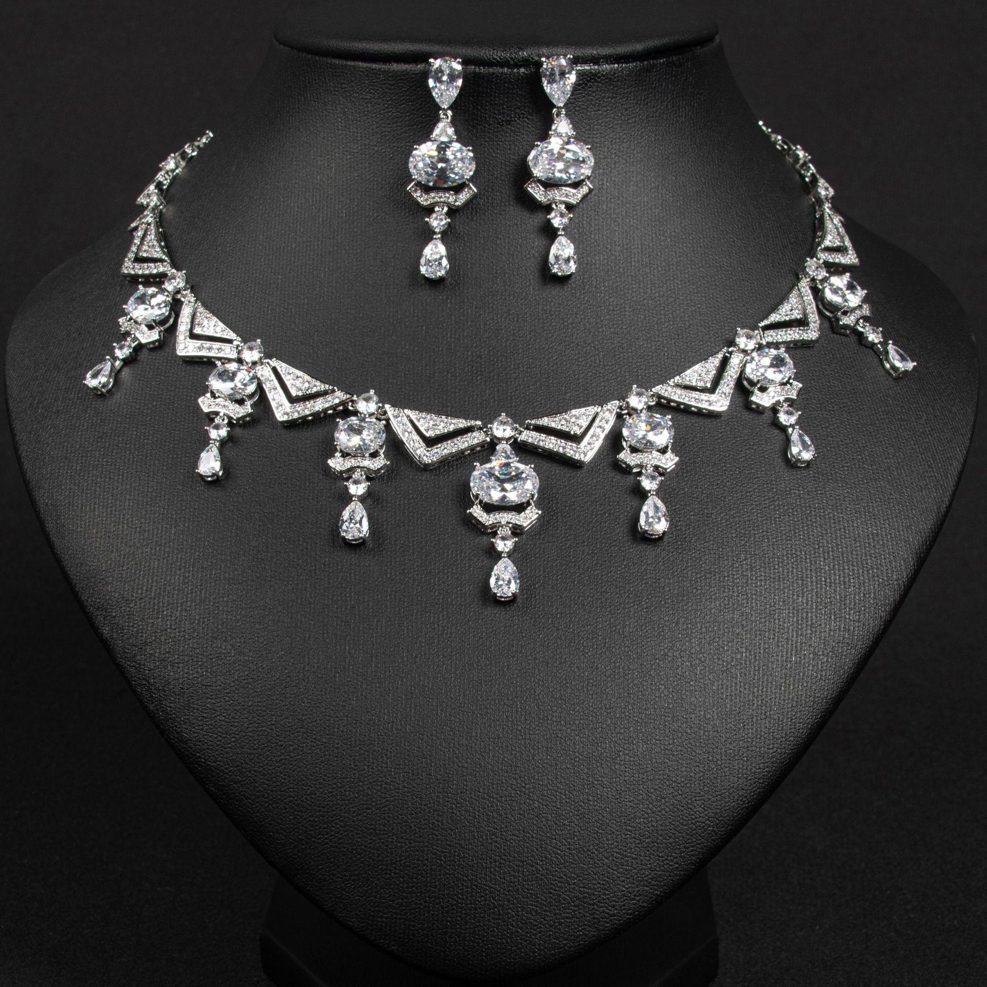 Женский комплект украшений из циркона, геометрический, неправильной формы, дизайн легкой роскоши, модный и универсальный, нишевый дизайн
Женский комплект украшений из циркона, геометрический, неправильной формы, дизайн легкой роскоши, модный и универсальный, нишевый дизайн