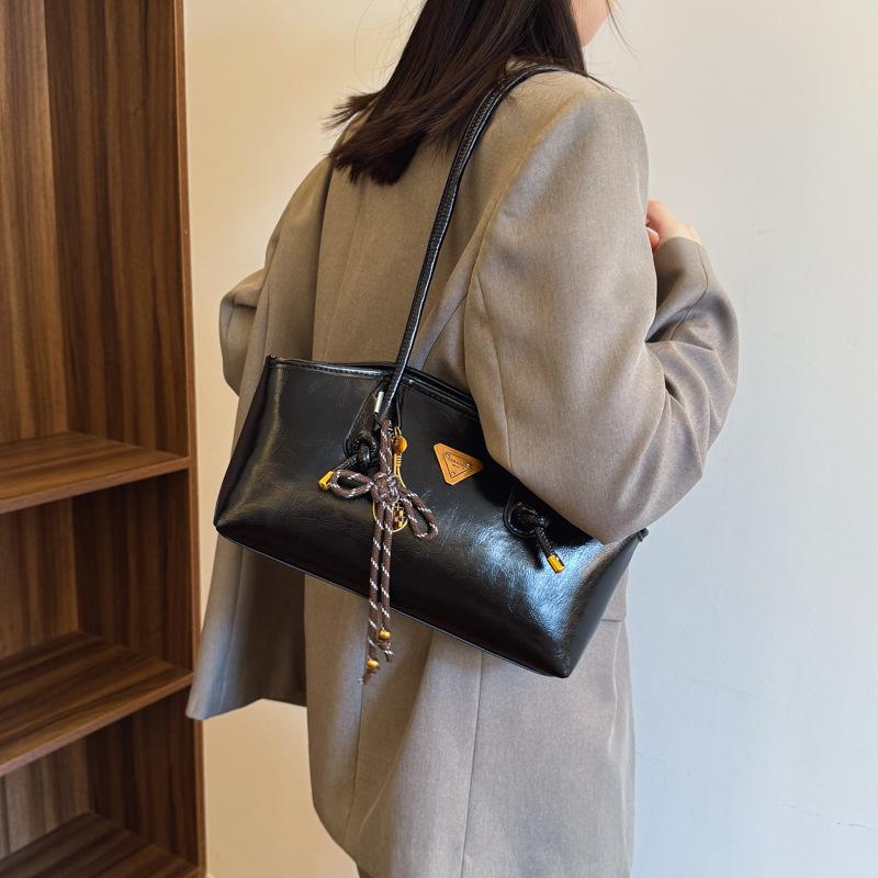 2025 autumn and winter new autumn and winter fashion commuter coffee underarm bag versatile retro shoulder bag 29*10*18
2025 autumn and winter new autumn and winter fashion commuter coffee underarm bag versatile retro shoulder bag 29*10*18