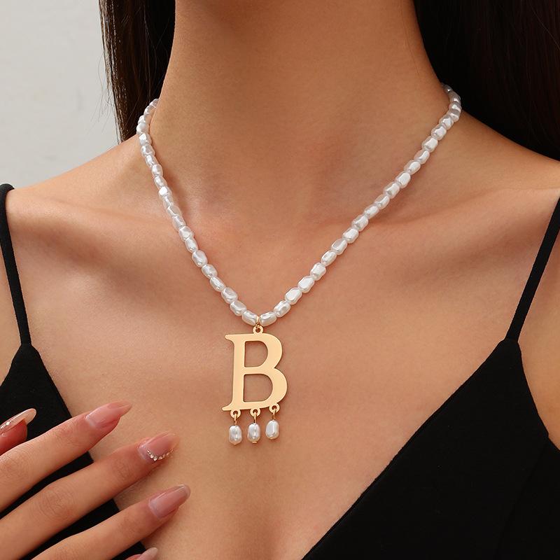 Hot sale imitation pearl stainless steel letter pendant niche luxury B letter ladies necklace срібний
Hot sale imitation pearl stainless steel letter pendant niche luxury B letter ladies necklace срібний