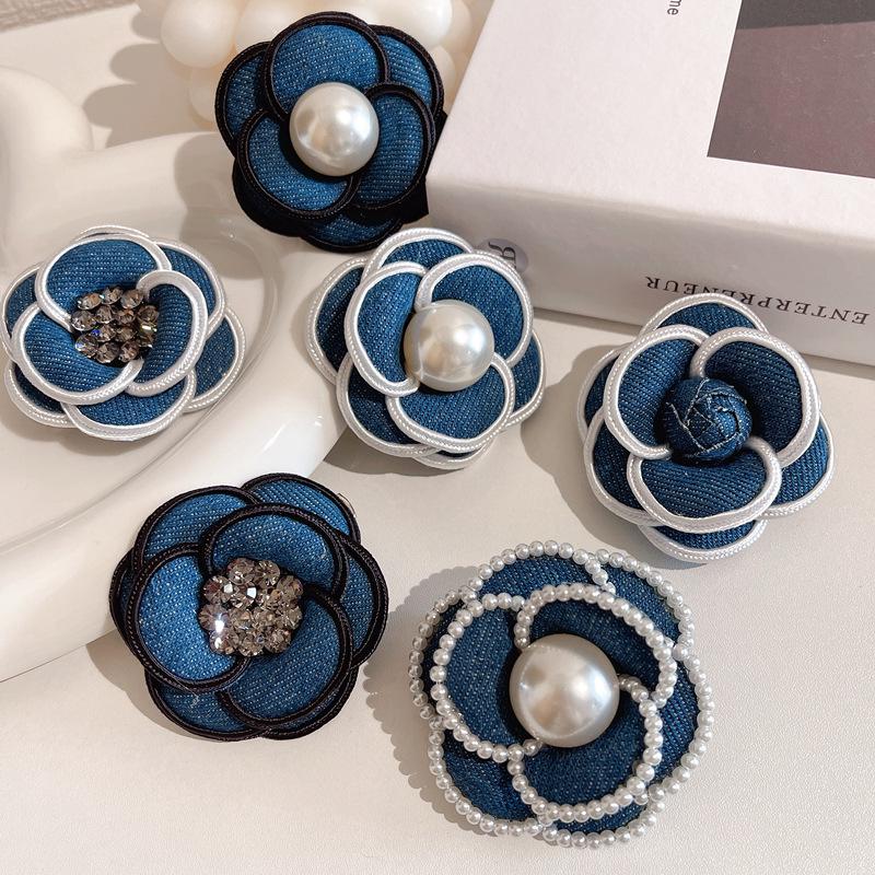 Elegant Denim Camellia Flower Pearl Crystal Brooch For Women Lady Suit Clothing Blue Floral Brooches Pins Badges Trendy Corsage
Elegant Denim Camellia Flower Pearl Crystal Brooch For Women Lady Suit Clothing Blue Floral Brooches Pins Badges Trendy Corsage