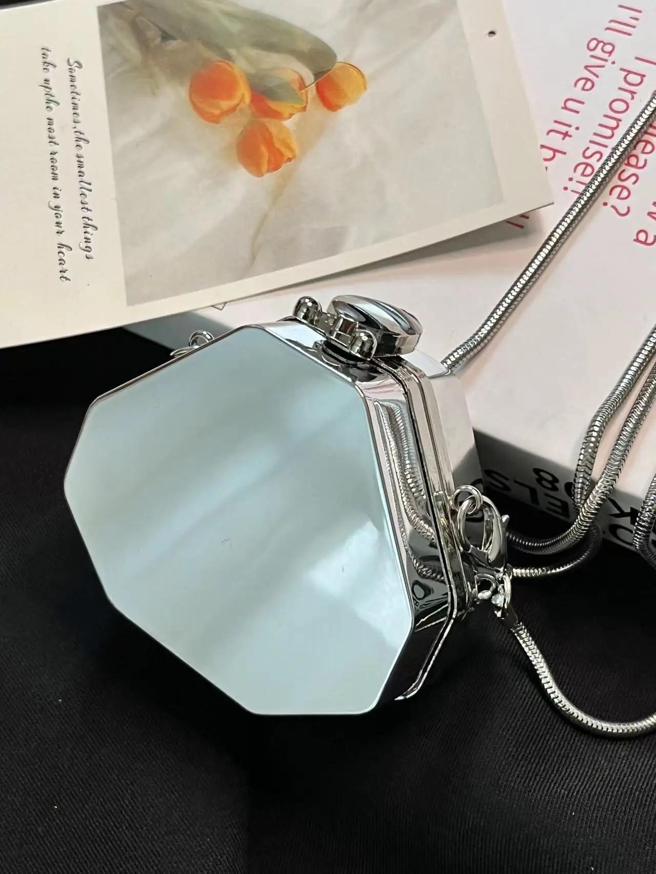 2024 New Lipstick Bag for Wommen High Quality Acrylic Shoulder Bag Designer Mini Crossbody Bag Cute Purse 8X7X4cm
2024 New Lipstick Bag for Wommen High Quality Acrylic Shoulder Bag Designer Mini Crossbody Bag Cute Purse 8X7X4cm