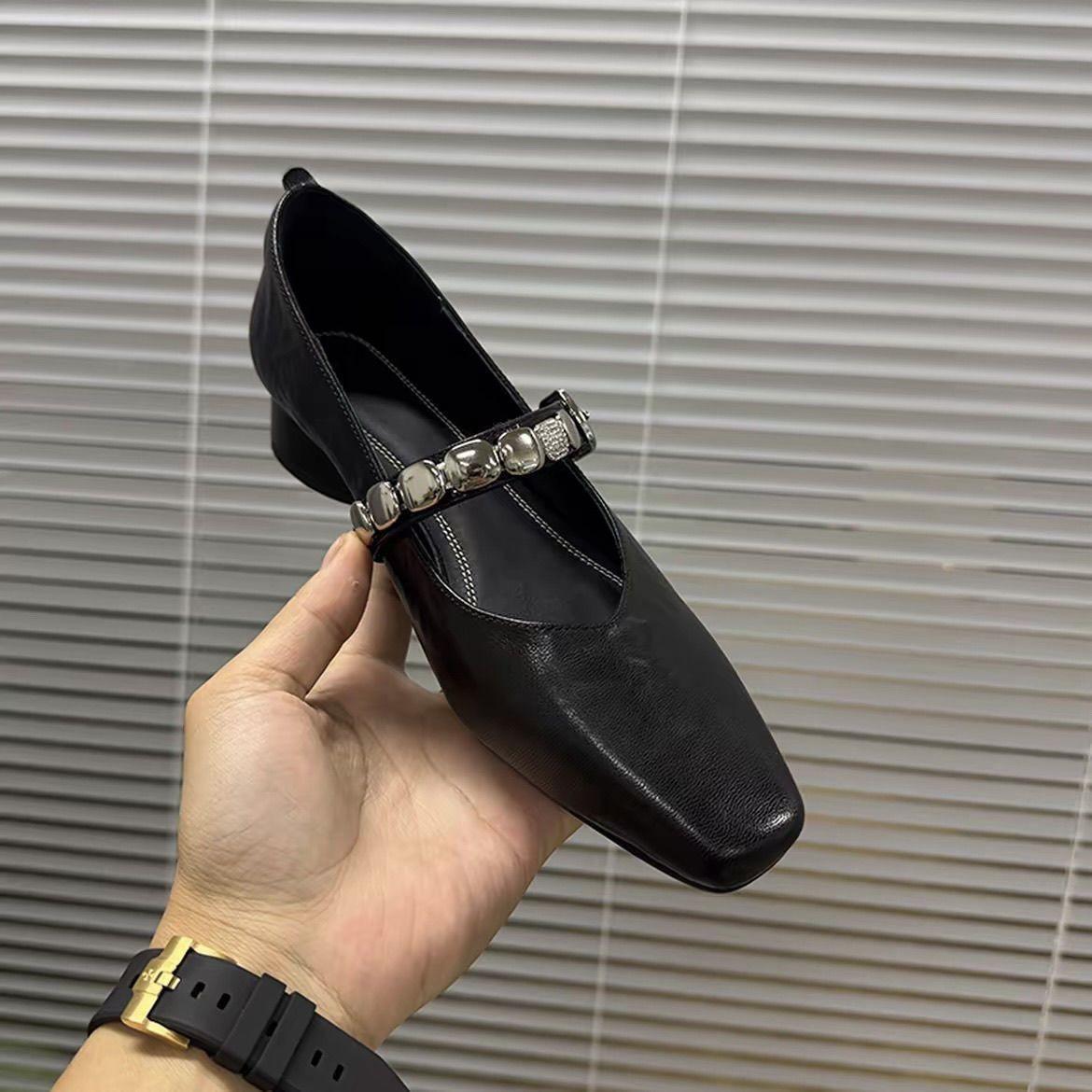 Soft leather square heel Mary Jane women s shoes 2025 summer and autumn new French temperament metal one-word buckle soft sole shallow mouth 35
Soft leather square heel Mary Jane women s shoes 2025 summer and autumn new French temperament metal one-word buckle soft sole shallow mouth 35