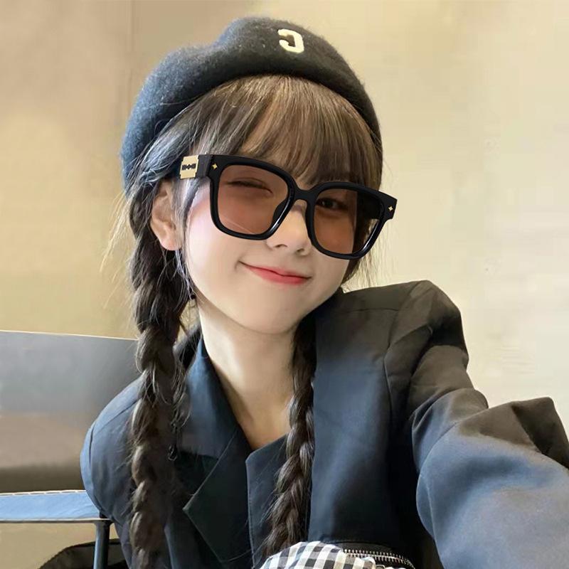 Sunglasses Are Flush Black Framed Brown Sunglasses, And The Woman Has A Sense Of Luxury, And Her Face Is Thin
Sunglasses Are Flush Black Framed Brown Sunglasses, And The Woman Has A Sense Of Luxury, And Her Face Is Thin