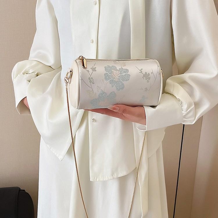New linen bamboo tote 2025 new women s bag embroidered sequined women s hand carry dinner bag
New linen bamboo tote 2025 new women s bag embroidered sequined women s hand carry dinner bag