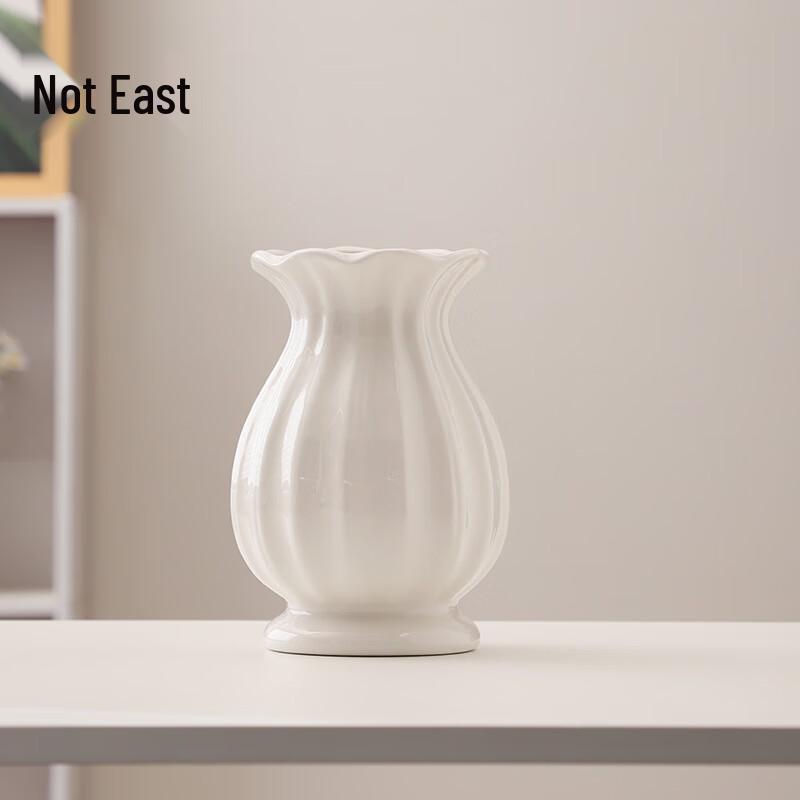 Bu Dong New Chinese Style Ceramic Vase
Bu Dong New Chinese Style Ceramic Vase