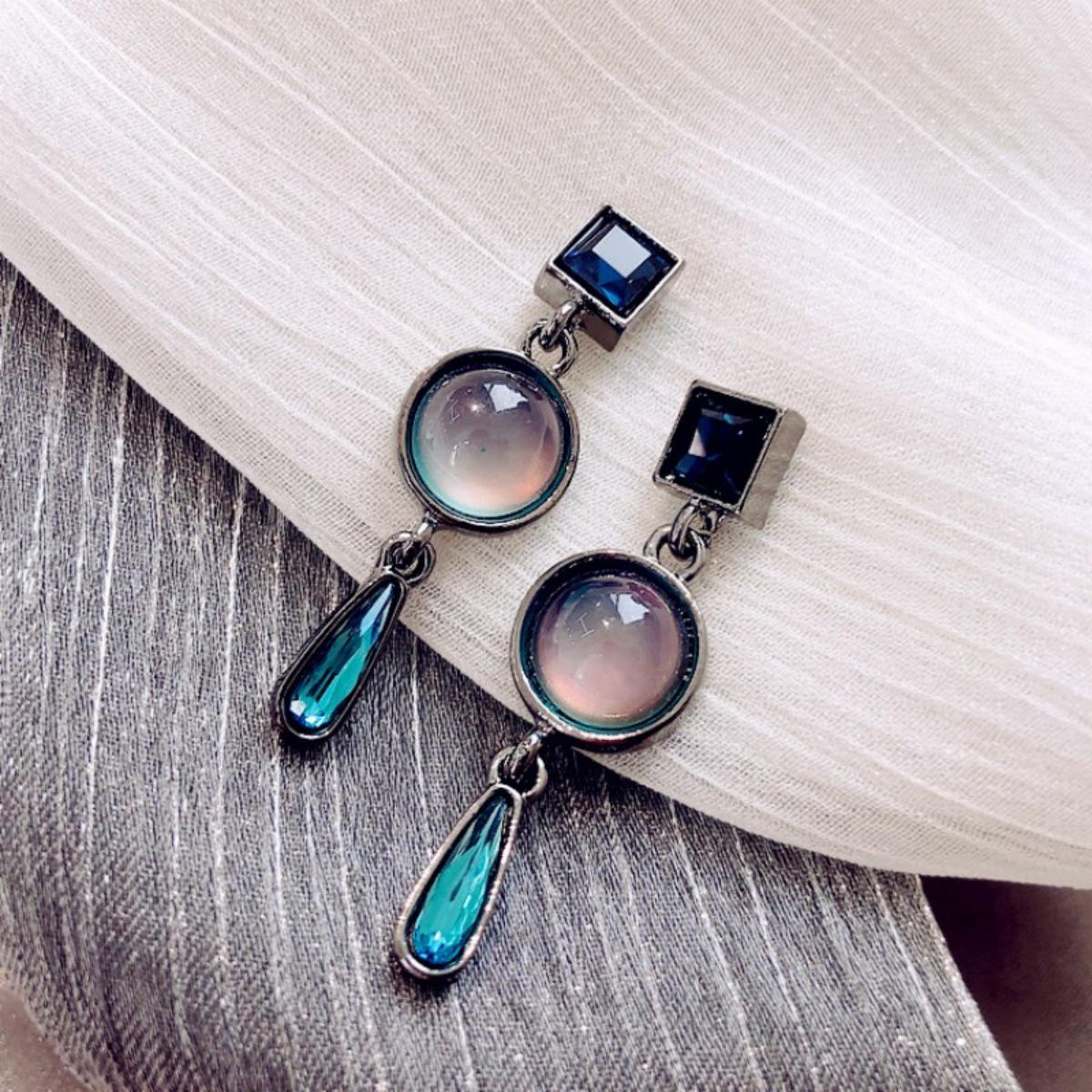 Korean Dongdaemun 925 Sterling Silver Opal Waterdrop Studs with Sparkling Diamonds 925 Stud
Korean Dongdaemun 925 Sterling Silver Opal Waterdrop Studs with Sparkling Diamonds 925 Stud