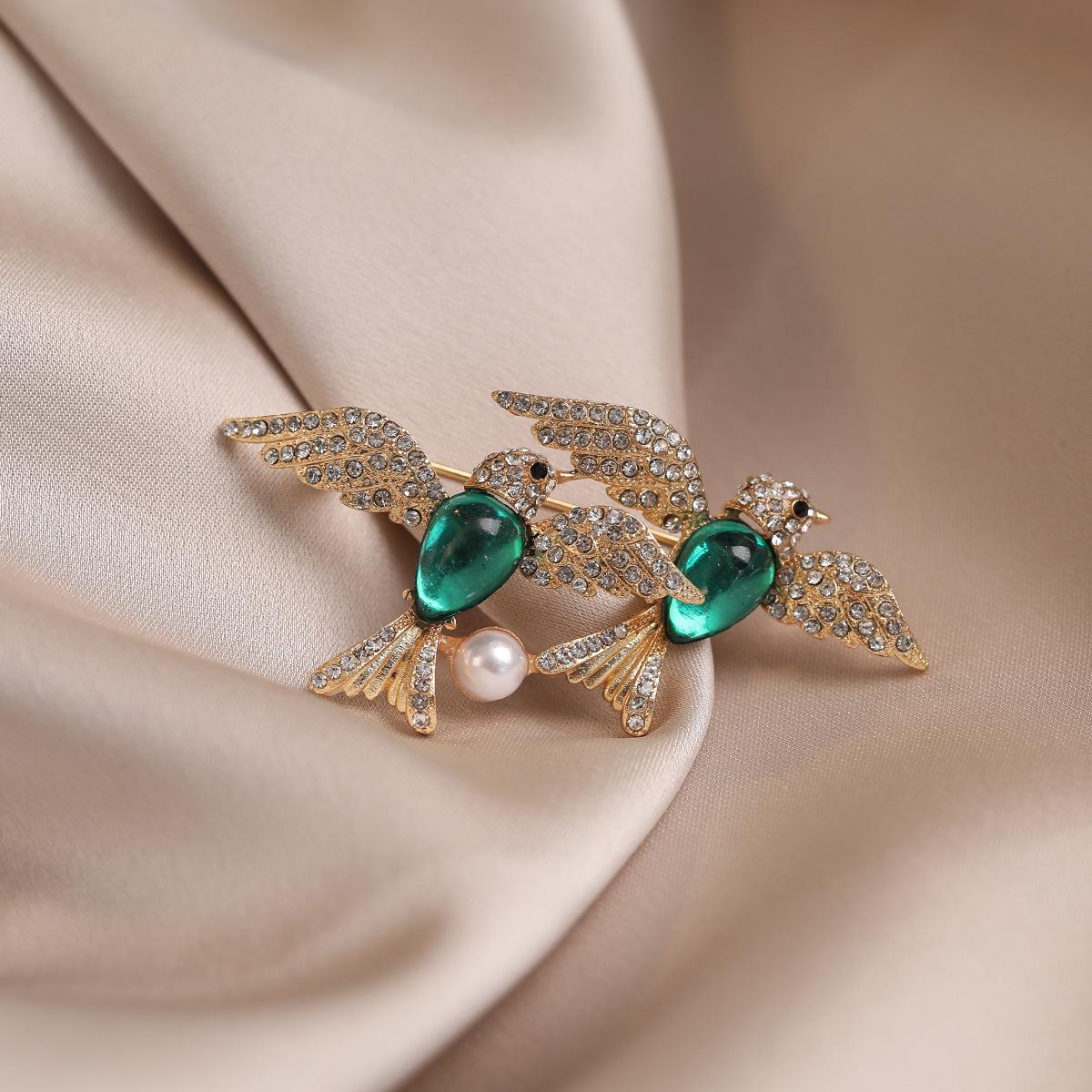 Exquisite flying wings, bird brooch, high-end light luxury pearl animal pin, high-end women s coat, suit corsage
Exquisite flying wings, bird brooch, high-end light luxury pearl animal pin, high-end women s coat, suit corsage