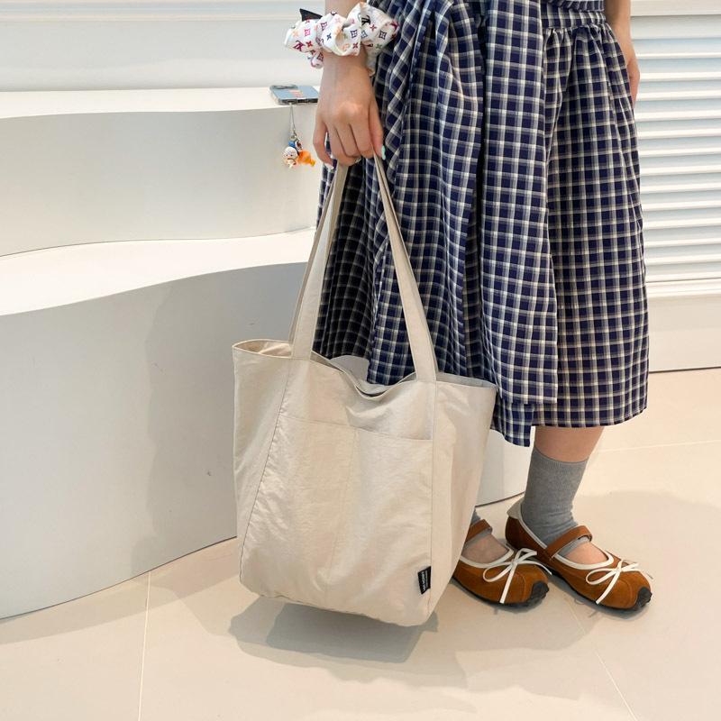 Fashionable and Versatile Large Capacity Nylon Cloth Women s Bag New Shoulder Bag Street Trend Handbag Bolsa Feminina бежевый
Fashionable and Versatile Large Capacity Nylon Cloth Women s Bag New Shoulder Bag Street Trend Handbag Bolsa Feminina бежевый