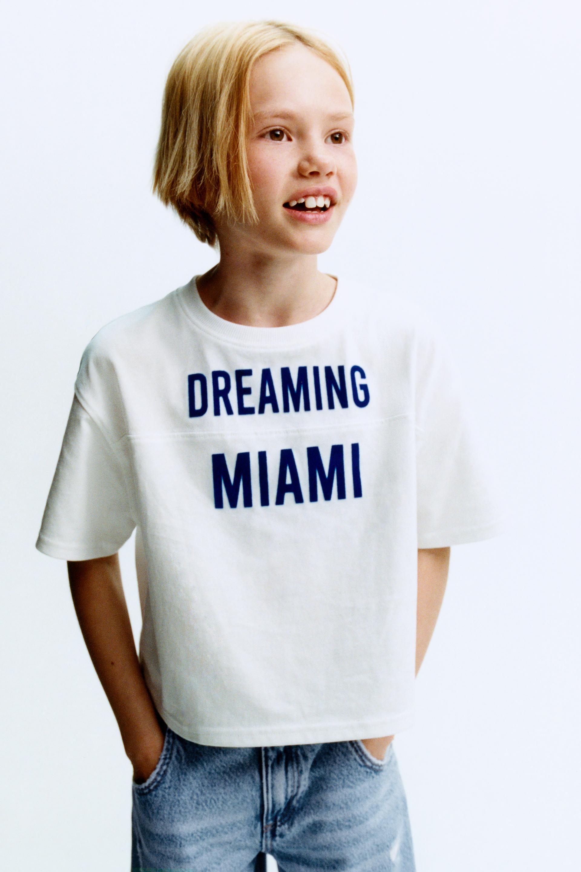 ФУТБОЛКА С РЕДЕЛЕННЫМ ТЕКСТОМ
ФУТБОЛКА С РЕДЕЛЕННЫМ ТЕКСТОМ