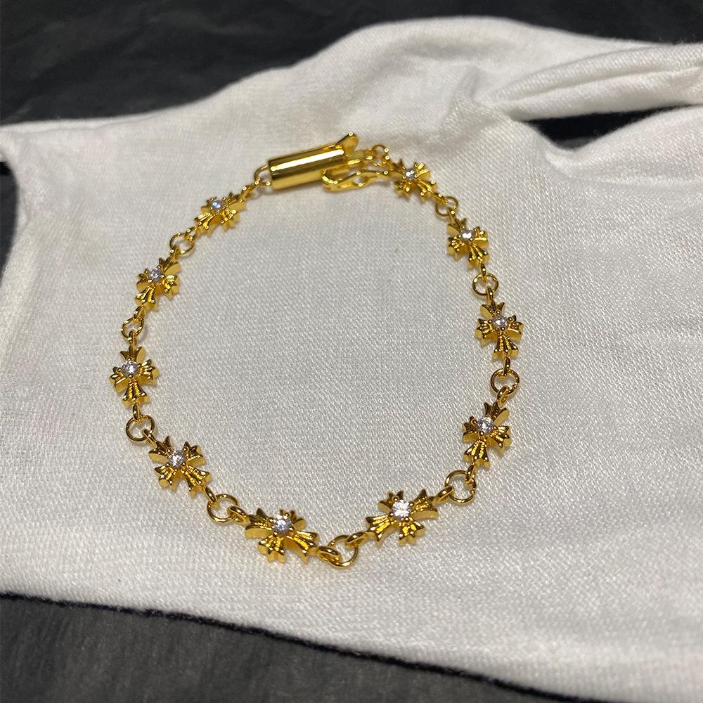 2026 Bracelet Diamond Cross Versatile Flower Fashion Latch Lock Men s and Women s Jewelry 18CM
2026 Bracelet Diamond Cross Versatile Flower Fashion Latch Lock Men s and Women s Jewelry 18CM