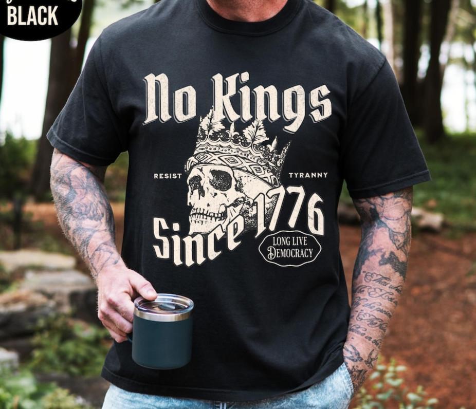 No Kings Since 1776 T-Shirt | Retro Pro-Democracy Anti-MAGA Protest Tee Unisex T-Shirt L
No Kings Since 1776 T-Shirt | Retro Pro-Democracy Anti-MAGA Protest Tee Unisex T-Shirt L