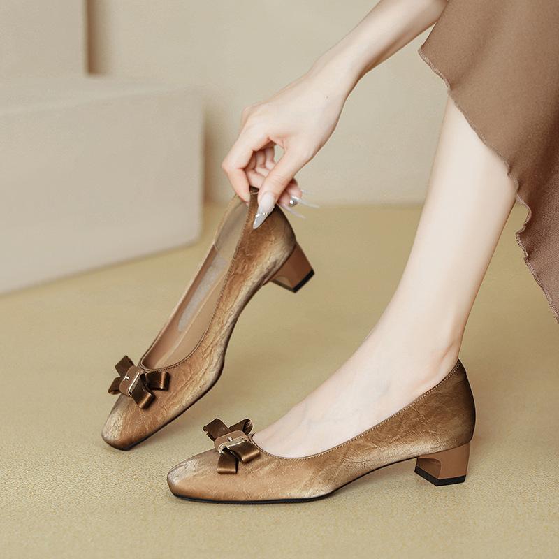 Thick heel single shoes women s new women s shoes soft leather fashion flat head light mouth bow gentle low heel shoes 35 чорний
Thick heel single shoes women s new women s shoes soft leather fashion flat head light mouth bow gentle low heel shoes 35 чорний
