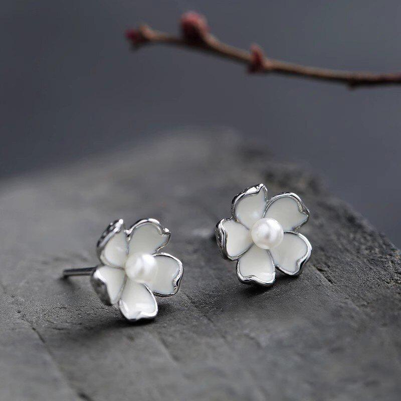 New Elegant, Simple, High-end Accessories with Gentle Temperament, Oil Painting Design, Pearl Cherry Blossom Earrings for Women
New Elegant, Simple, High-end Accessories with Gentle Temperament, Oil Painting Design, Pearl Cherry Blossom Earrings for Women