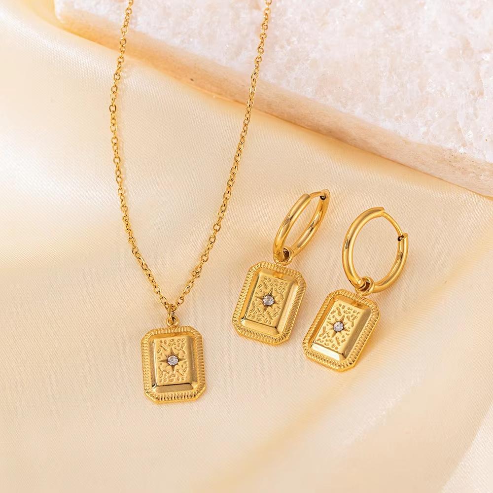 Fashion New Zircon Square Pendant Necklace Earring Set Gold-Plated Stainless Steel Sets Suitable For Party Gifts
Fashion New Zircon Square Pendant Necklace Earring Set Gold-Plated Stainless Steel Sets Suitable For Party Gifts