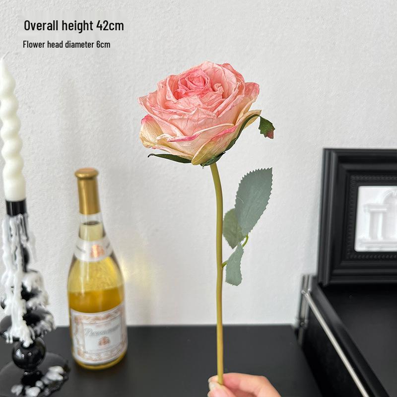 Роскошная композиция из искусственных цветов розы с обожженным краем
Роскошная композиция из искусственных цветов розы с обожженным краем