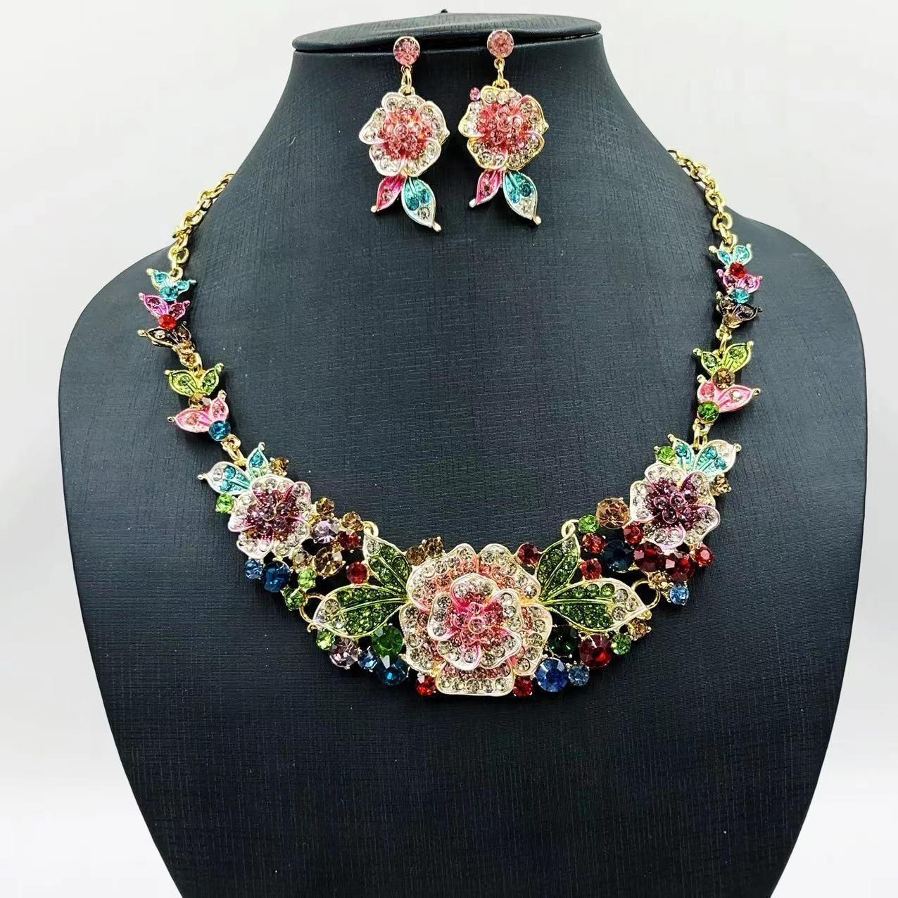 Exaggerated Flower Necklace Earring Set Sparkling Water Stone Set Alloy Necklace Women s Bridal Wedding Party Jewelry Set
Exaggerated Flower Necklace Earring Set Sparkling Water Stone Set Alloy Necklace Women s Bridal Wedding Party Jewelry Set