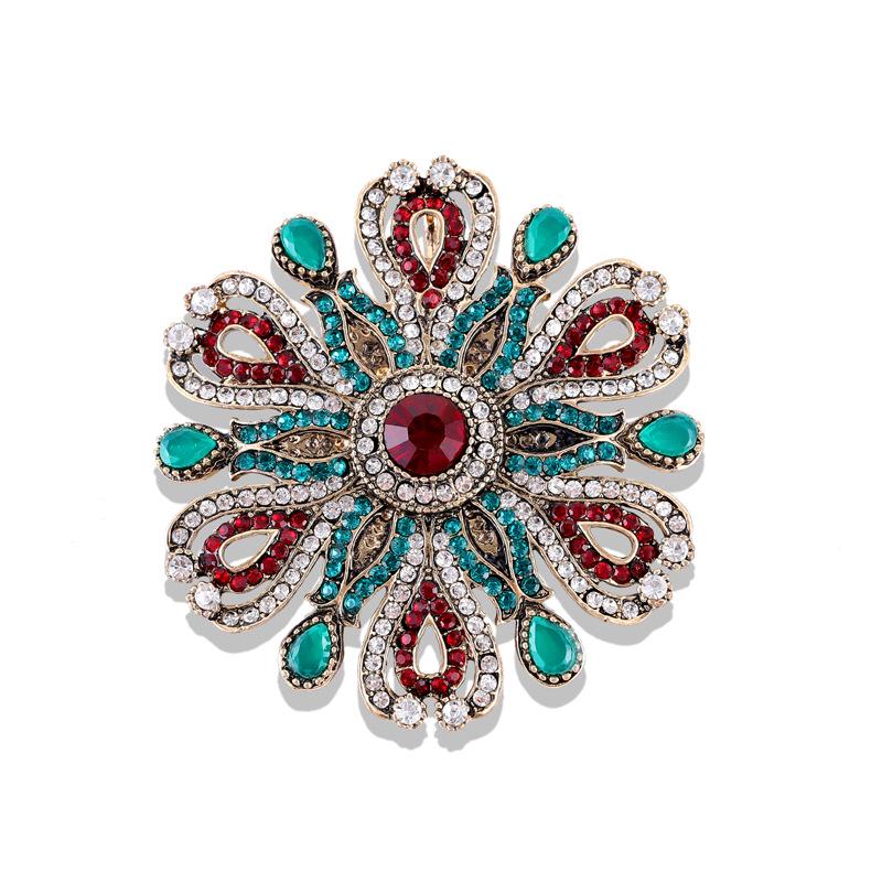 European & American Baroque Style Retro Brooch: Elegant Hollow Badge Corsage for High-End Christmas Fashion.
European & American Baroque Style Retro Brooch: Elegant Hollow Badge Corsage for High-End Christmas Fashion.