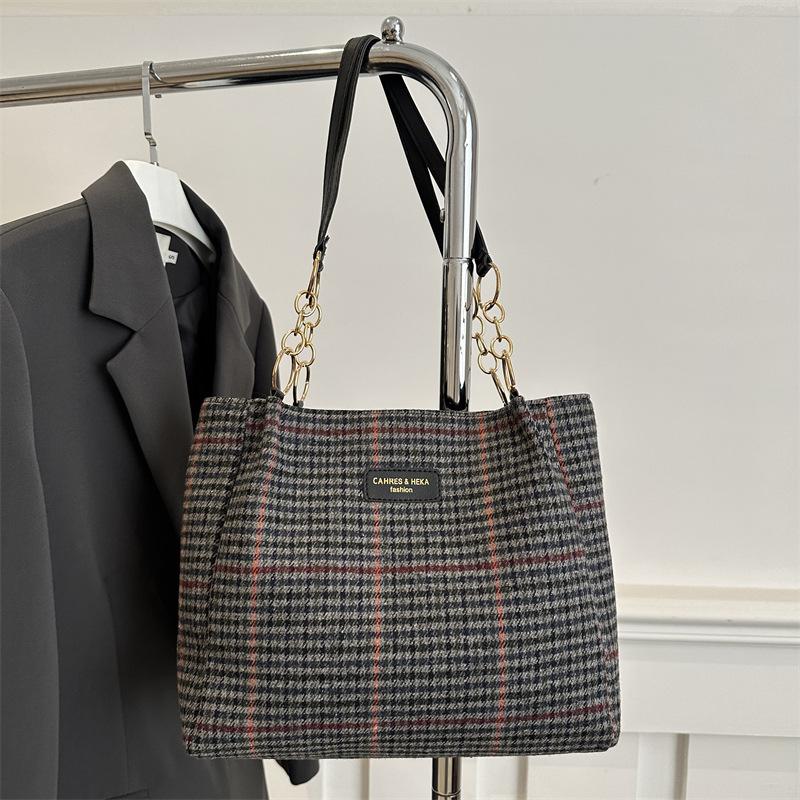 Женская ретро-сумка большой вместимости 2025 зима новая универсальная сумка ins на плечо, подмышку, сумка-тоут, женская сумка чёрный
Женская ретро-сумка большой вместимости 2025 зима новая универсальная сумка ins на плечо, подмышку, сумка-тоут, женская сумка чёрный