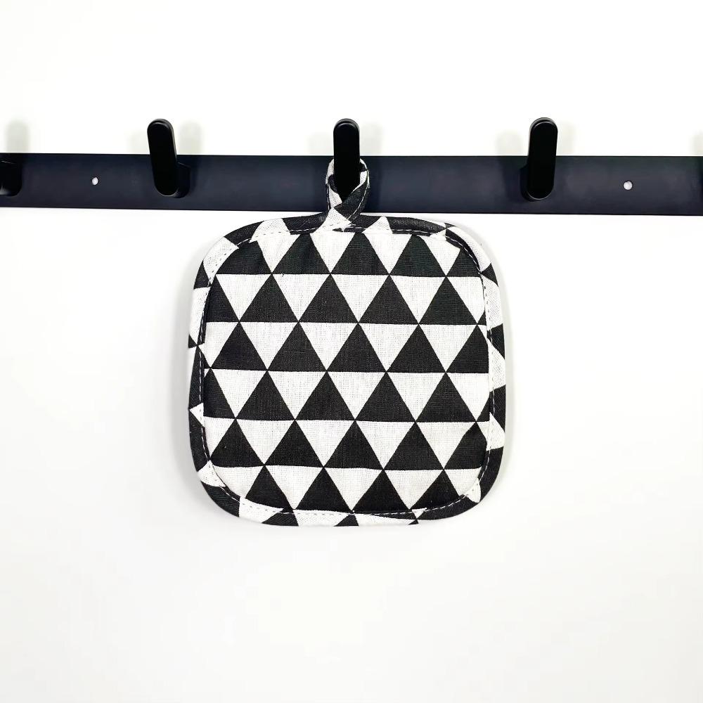 Anti Heat Kitchen Dining Mat Checkered Table Mat Home Furniture Supplies 17x17CM
Anti Heat Kitchen Dining Mat Checkered Table Mat Home Furniture Supplies 17x17CM