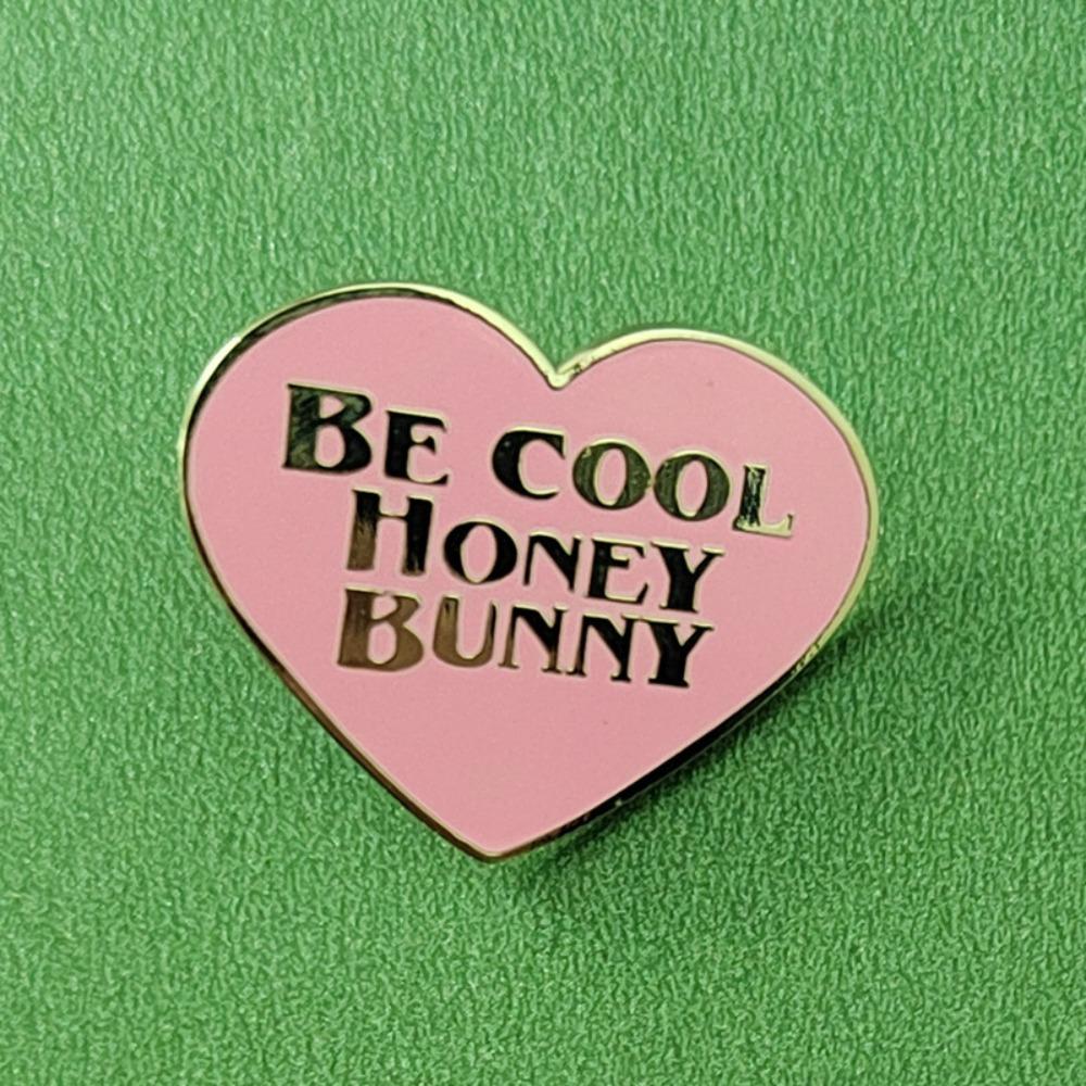 Заколка из сплава розового цвета, популярные аксессуары, брошь Be Cool Honey Hunny, мужская
Заколка из сплава розового цвета, популярные аксессуары, брошь Be Cool Honey Hunny, мужская