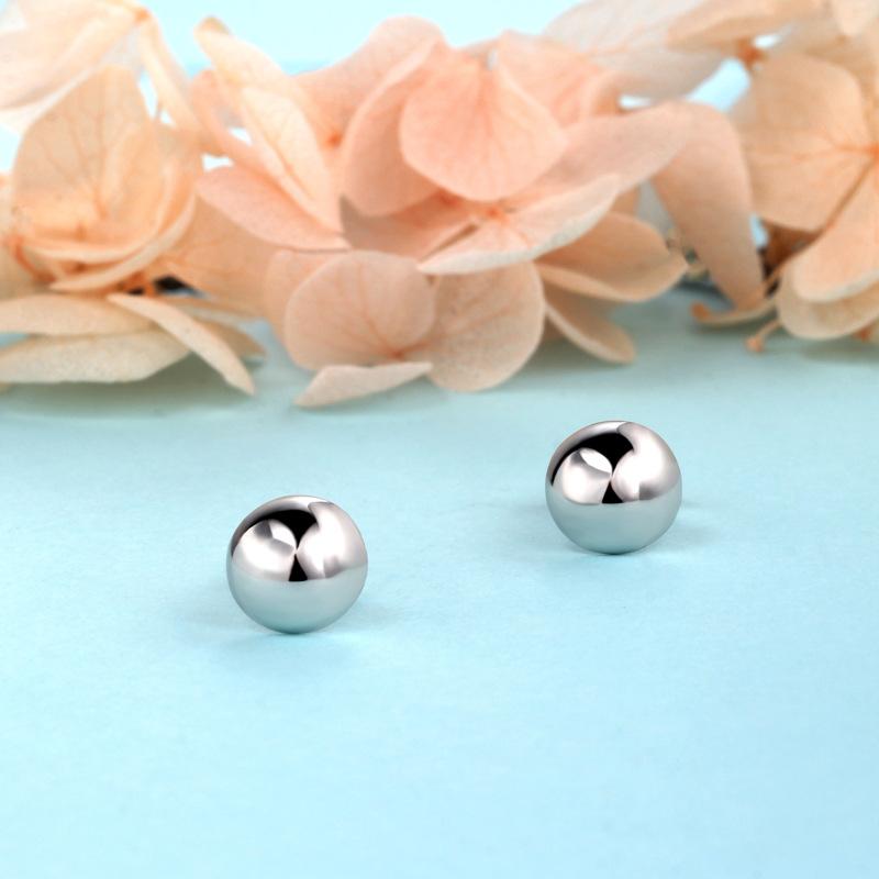 Ювелирные изделия: круглые блестящие серьги-гвоздики с бусинами, простые сферические серьги и серебряная игла.
Ювелирные изделия: круглые блестящие серьги-гвоздики с бусинами, простые сферические серьги и серебряная игла.