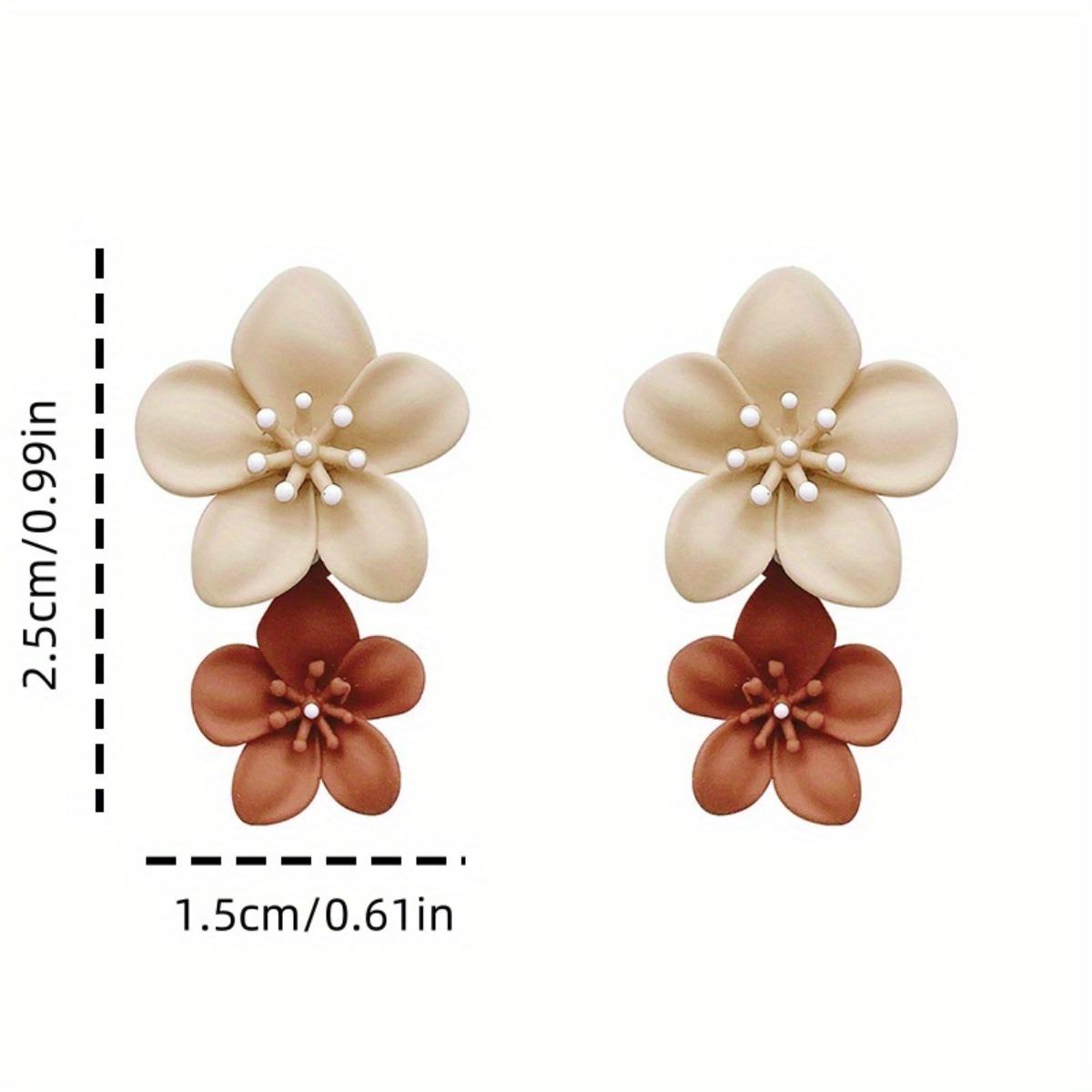 A pair of elegant floral stud earrings—made of a mixed-color alloy in beige and brown with accents, a versatile accessory
A pair of elegant floral stud earrings—made of a mixed-color alloy in beige and brown with accents, a versatile accessory