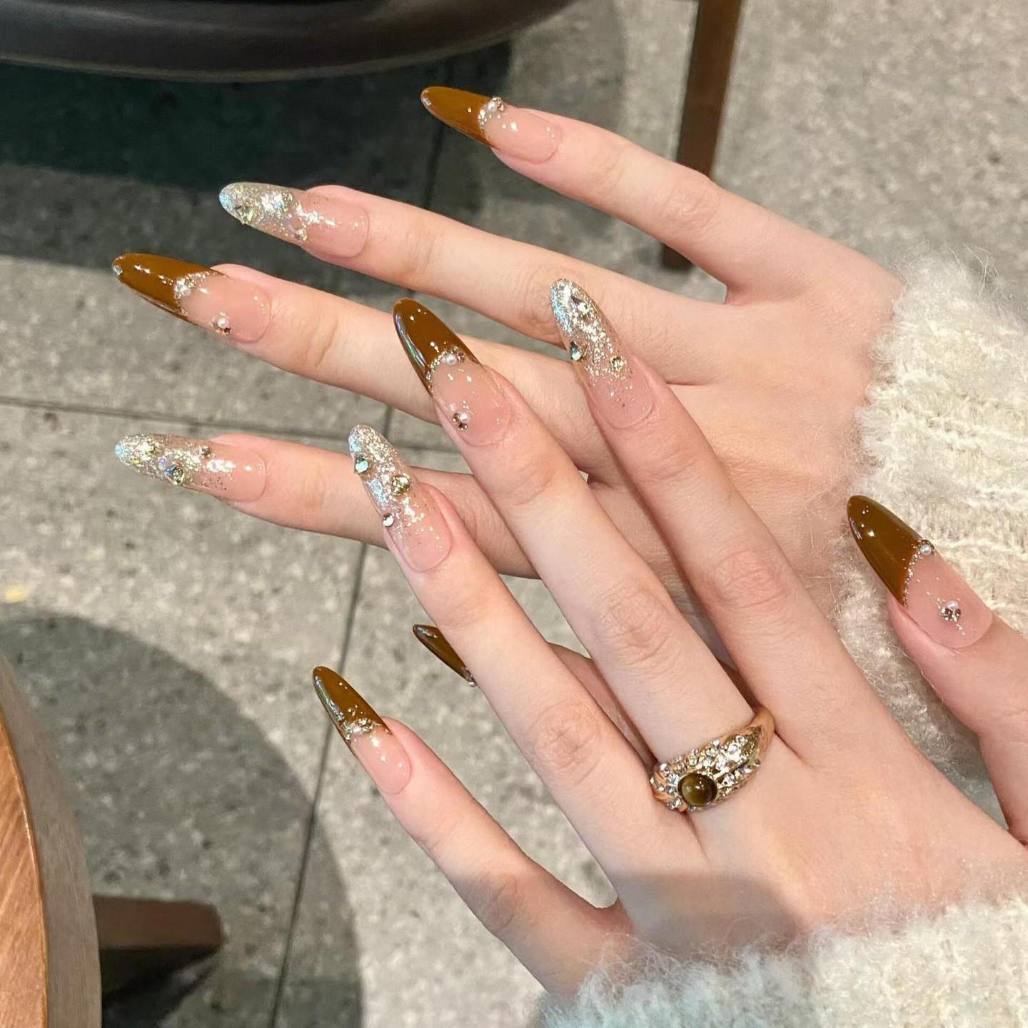 Шикарные мокка-коричневые носибельные ногти ручной работы - Французская осенне-зимняя коллекция Extra Small XS
Шикарные мокка-коричневые носибельные ногти ручной работы - Французская осенне-зимняя коллекция Extra Small XS