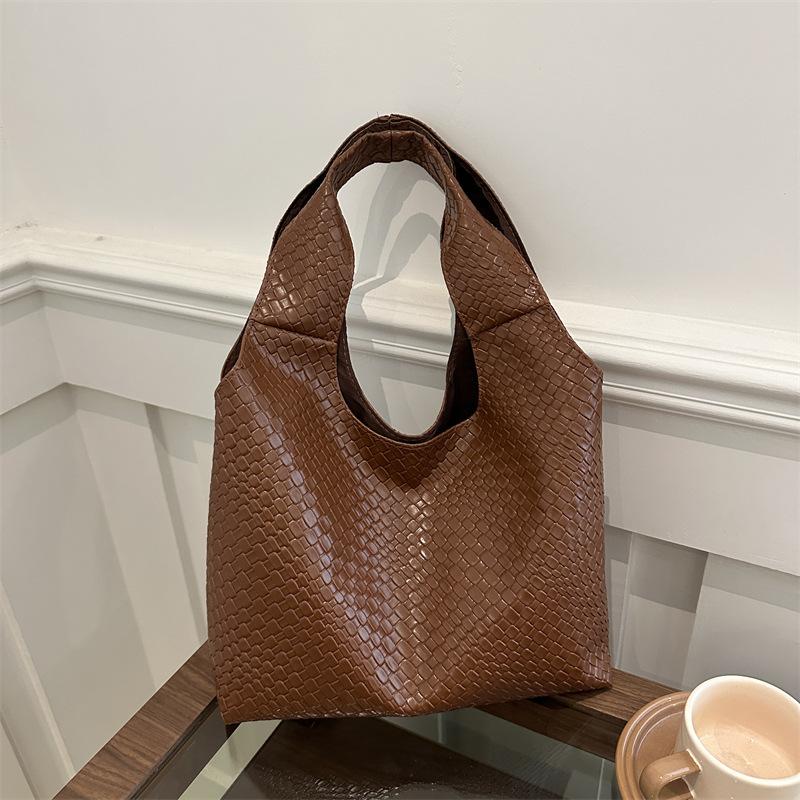 French niche design woven pattern shoulder bag women s versatile soft surface underarm bag large capacity casual tote bag чорний
French niche design woven pattern shoulder bag women s versatile soft surface underarm bag large capacity casual tote bag чорний