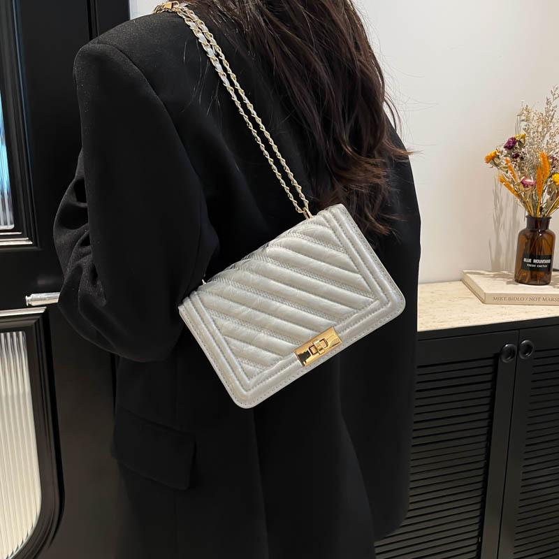 Spring new temperament fashionable design shoulder messenger bag trendy large capacity lock underarm small square bag синій
Spring new temperament fashionable design shoulder messenger bag trendy large capacity lock underarm small square bag синій