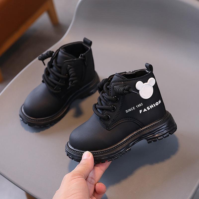 Зимние новые корейские кожаные ботинки Martin на низком каблуке, детская обувь, короткие ботинки для девочек, повседневные детские ботинки с боковой молнией 21 чёрный
Зимние новые корейские кожаные ботинки Martin на низком каблуке, детская обувь, короткие ботинки для девочек, повседневные детские ботинки с боковой молнией 21 чёрный