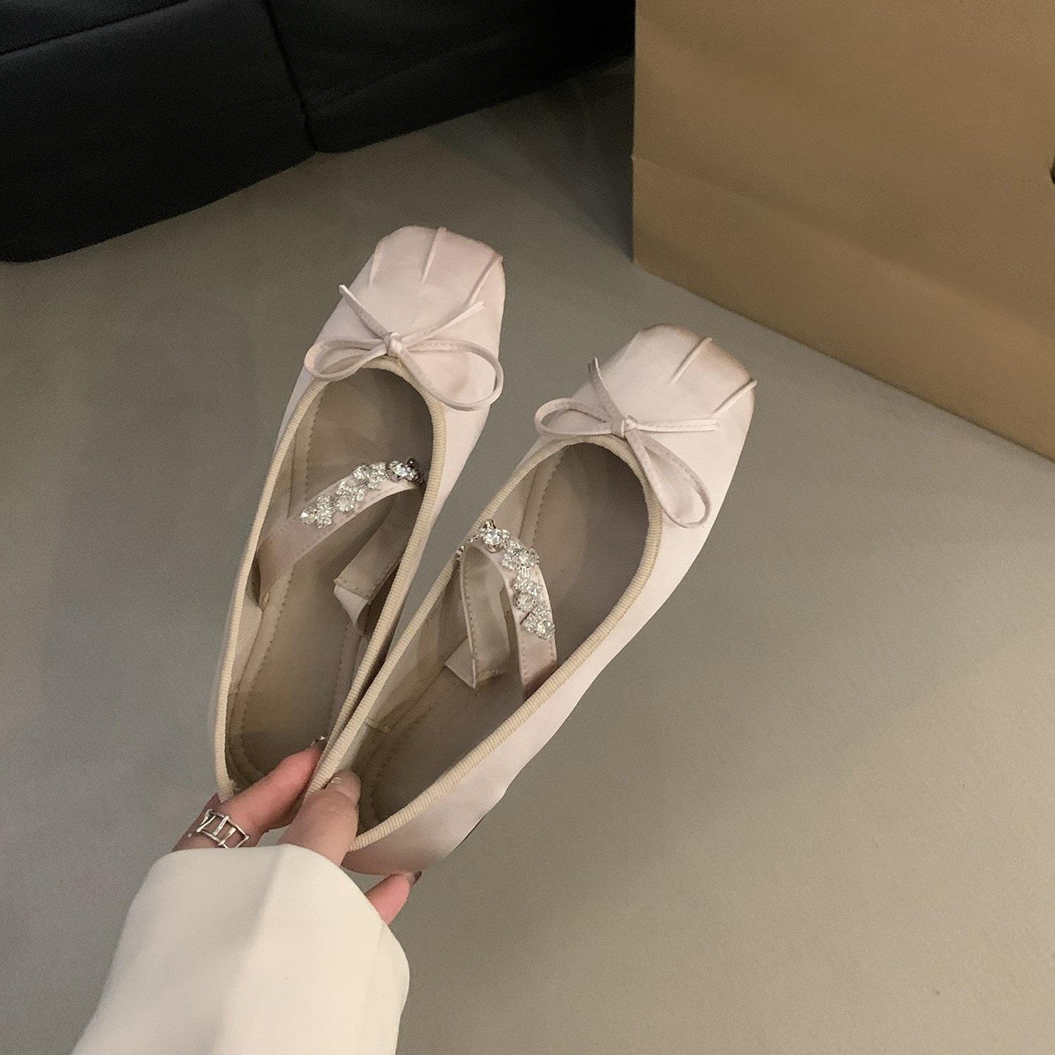 Rhinestone bow flat shoes 2025 new summer wear light mouth with skirt square head ballet shoes 40
Rhinestone bow flat shoes 2025 new summer wear light mouth with skirt square head ballet shoes 40