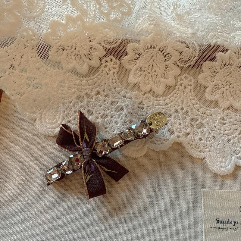 Темпераментная тканевая заколка-бант со стразами, заколка премиум-класса, заколка для челки, украшение на затылок
Темпераментная тканевая заколка-бант со стразами, заколка премиум-класса, заколка для челки, украшение на затылок