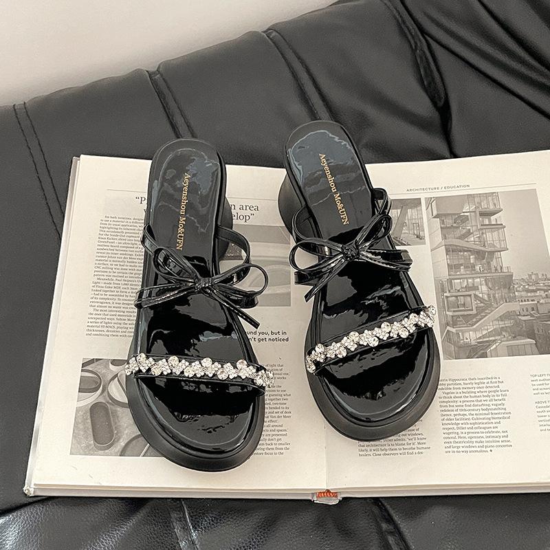 Французские маффины с бантом на толстой подошве, однословные тапочки, летняя мода для девочек с юбкой, стразы, танкетка, крутые тапочки 34
Французские маффины с бантом на толстой подошве, однословные тапочки, летняя мода для девочек с юбкой, стразы, танкетка, крутые тапочки 34