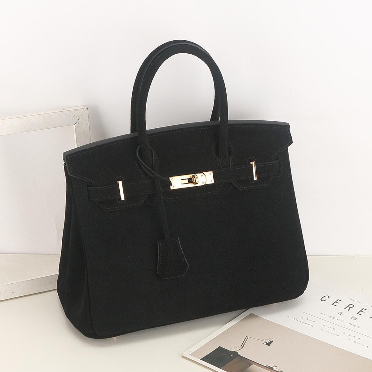 Large capacity matte leather platinum bag, genuine leather 2026 new cross-border fashion versatile commuter bag, hand carry Kelly bag no. 30 (30x17x22cm) чорний
Large capacity matte leather platinum bag, genuine leather 2026 new cross-border fashion versatile commuter bag, hand carry Kelly bag no. 30 (30x17x22cm) чорний