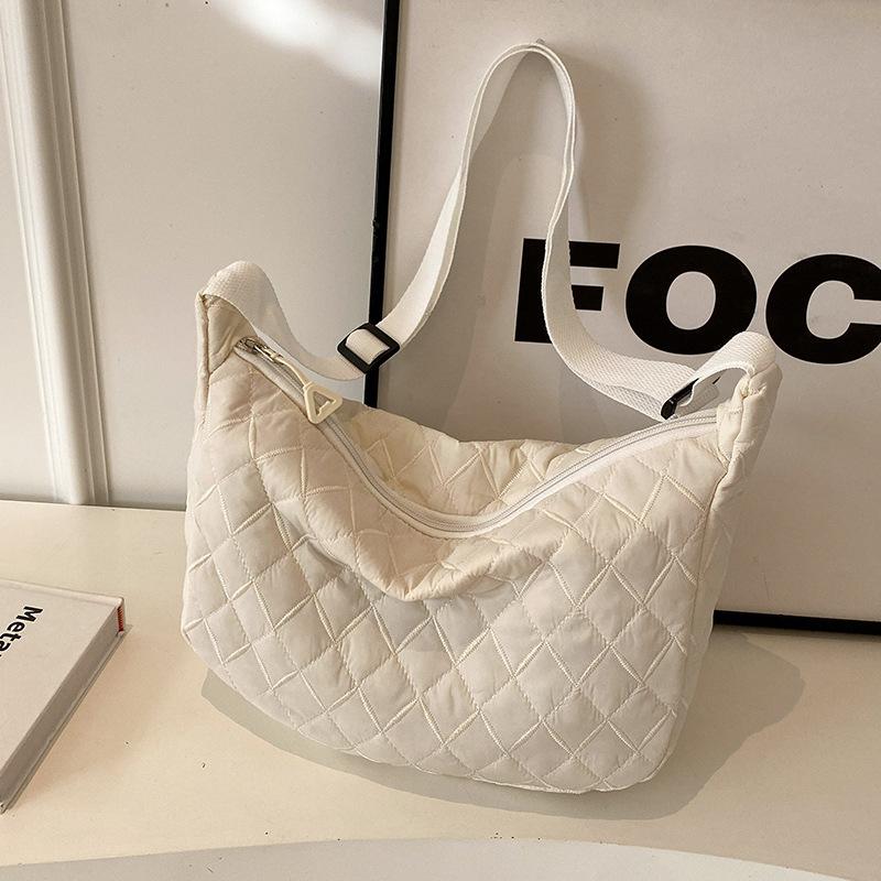 This year s popular rhombus messenger bag women s 2025 autumn and winter new shoulder bag women s ins niche design dumpling bag
This year s popular rhombus messenger bag women s 2025 autumn and winter new shoulder bag women s ins niche design dumpling bag