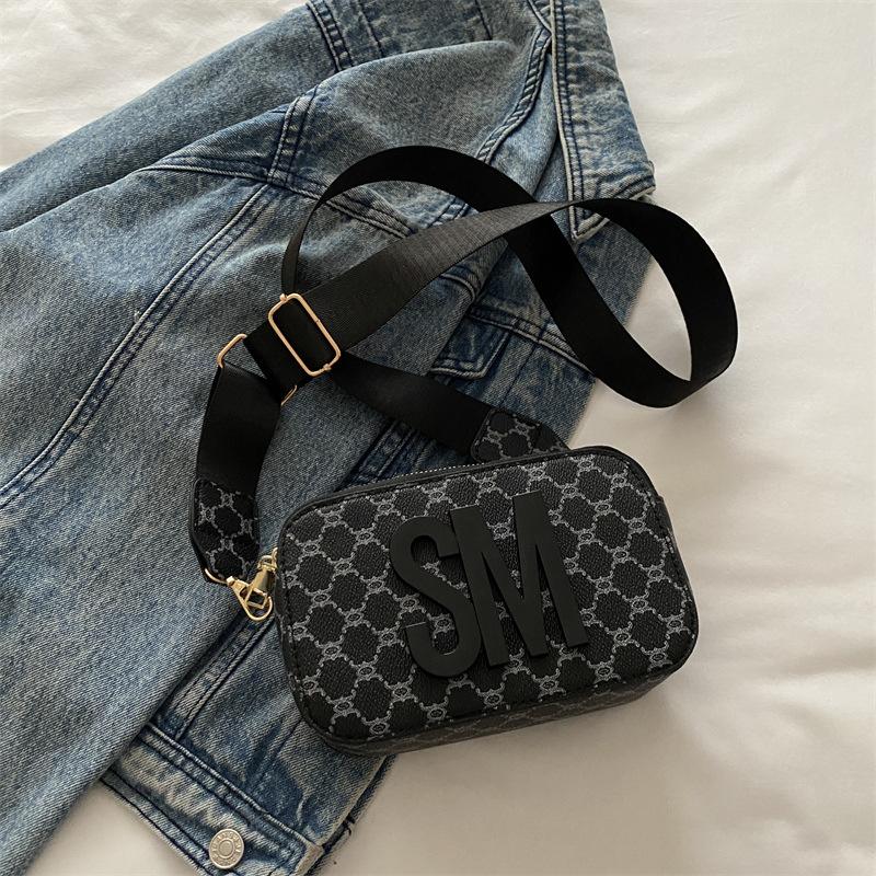 2025 весна новая сумка для камеры широкий плечевой ремень буква маленькая квадратная сумка модная и простая иностранный стиль сумка через плечо сумка женская чёрный