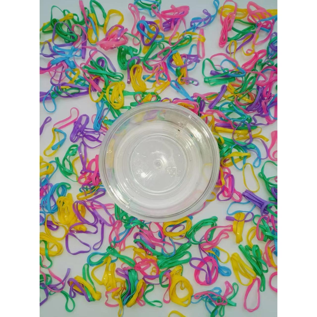 Набор из 1000 разноцветных эластичных резинок для волос, простых и элегантных для ежедневного использования женщинами. (Банка только для фотографии.)
Набор из 1000 разноцветных эластичных резинок для волос, простых и элегантных для ежедневного использования женщинами. (Банка только для фотографии.)