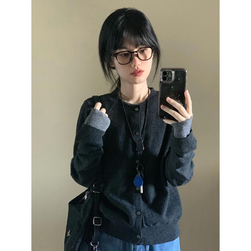 Dark Gray Fake Two-Piece Stylish Knitting Cardigan Women s Autumn New Simple and Versatile Elegant Tops Sweater Outwear Dark gray spell light gray XL
Dark Gray Fake Two-Piece Stylish Knitting Cardigan Women s Autumn New Simple and Versatile Elegant Tops Sweater Outwear Dark gray spell light gray XL