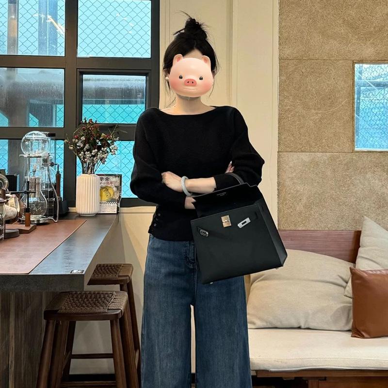 Gentle and small fragrant wind, bat sleeves, black knitted sweater, women s high-end sense, soft waxy folds, waist base one size fits all чорний
Gentle and small fragrant wind, bat sleeves, black knitted sweater, women s high-end sense, soft waxy folds, waist base one size fits all чорний